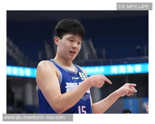 杨瀚森在防挡拆时沉退过多对抗明星后卫显得力不从心